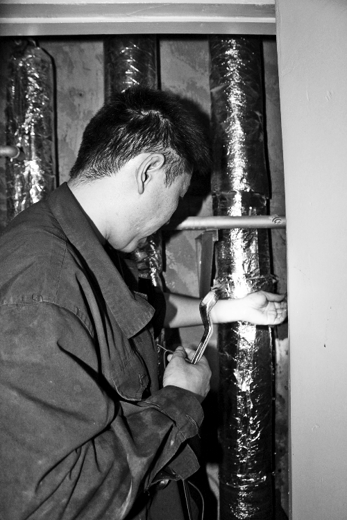 苗師傅一邊進(jìn)行維修，一邊用耳機(jī)接聽(tīng)市民的電話。