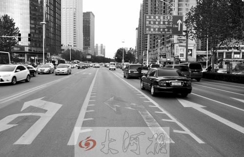 這條畫有多條短斜線的車道就是可變車道，視車流量大小而定，直行車輛多時(shí)它是一個(gè)直行車道，左轉(zhuǎn)車輛多時(shí)它