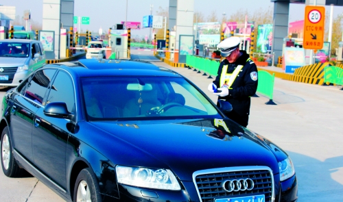 高速交警對(duì)一輛超速車(chē)進(jìn)行現(xiàn)場(chǎng)處罰 高速交警對(duì)一輛超速車(chē)進(jìn)行現(xiàn)場(chǎng)處罰