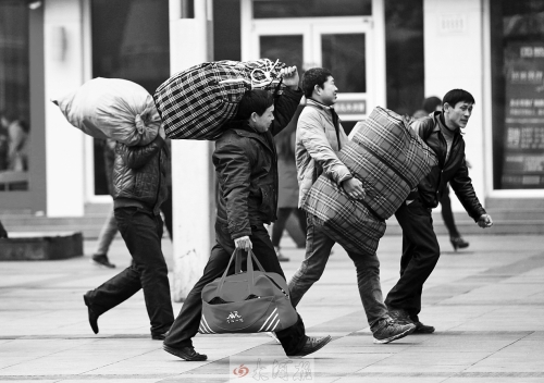 鄭州火車站廣場，行色匆匆的趕路人。