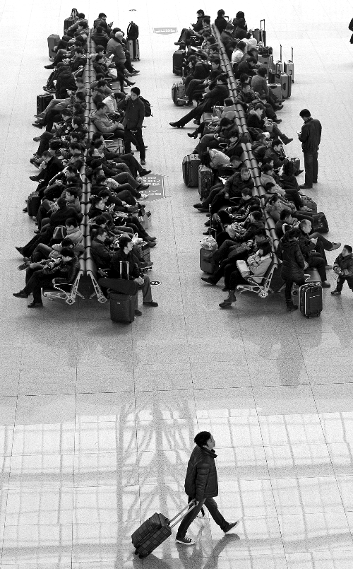 鄭州東站候車室，一些乘客在候車。