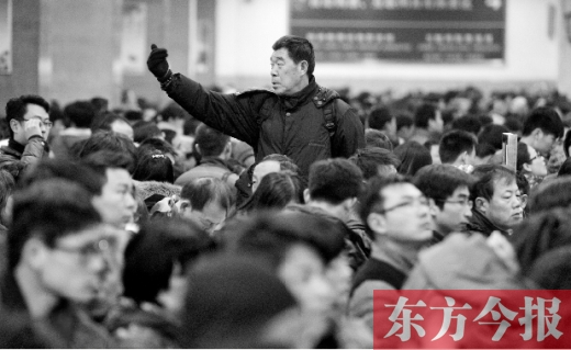 一場雨夾雪讓鄭州火車站的客流又增加了不少。昨天，售票大廳內(nèi)排隊購票的旅客摩肩接踵