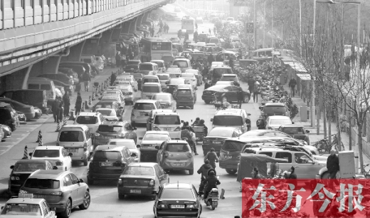 鄭大一附院北門的馬路被非機(jī)動車占去一條車道，這里也極易造成交通擁堵