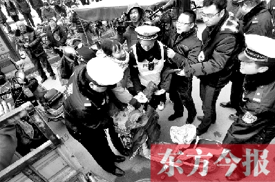 面對要暫扣的非機(jī)動車，看車人急了