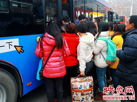 鄭州市金水路紫荊山公交樞紐站又現(xiàn)火爆場面。