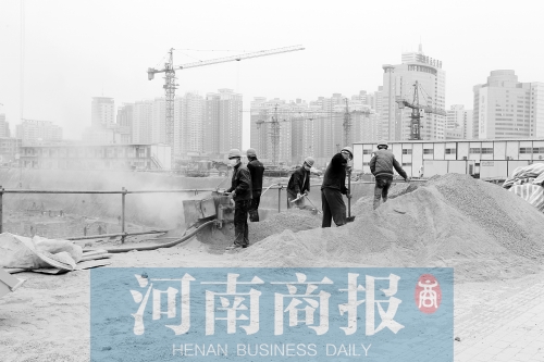 緯二路與東明路交叉口附近，一處工地上塵土飛揚(yáng) 記者 鄧萬里/攝