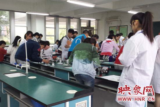 考試采用“一對(duì)一”的監(jiān)考方式。