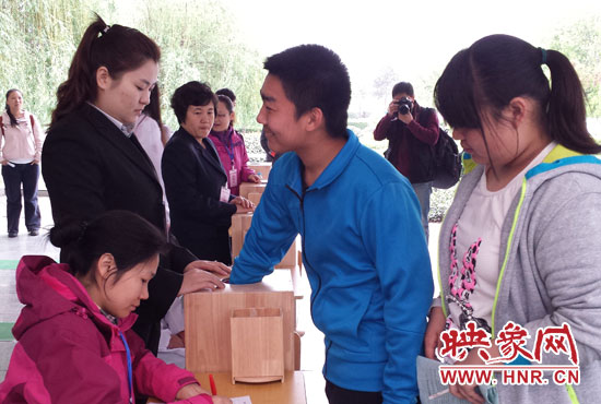 考生本人抽簽決定座號(hào)。