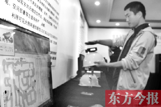 可見光通信技術(shù)應用展示會上，參觀者體驗新技術(shù)在采礦工具上的應用