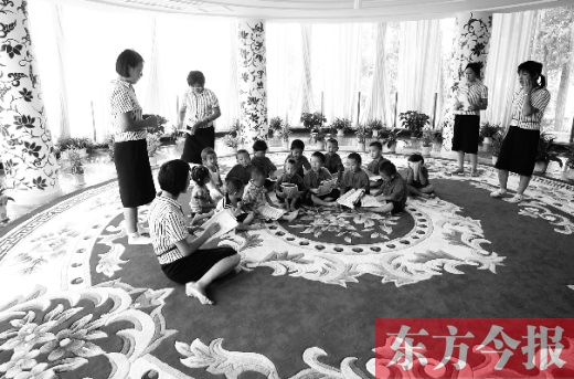 鄭州一幼兒園里的孩子在老師的帶領(lǐng)下讀《論語》。