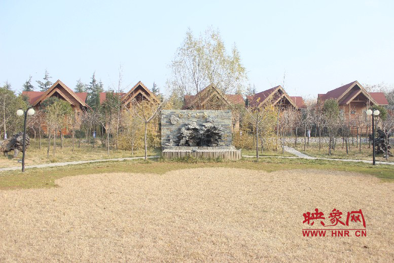 后面就是小別墅，前面是個廣場