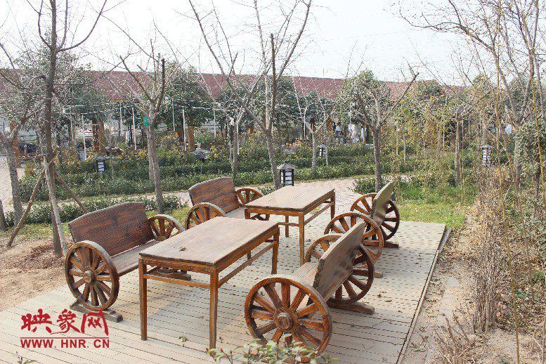 四五成群在這打牌，也是很有味道的一件事