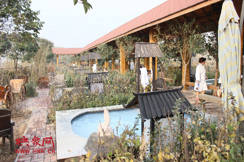 各種小溫泉池，溫度有高有低，每個池用料不同有各種功效