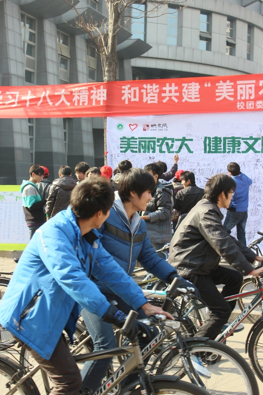 活動現(xiàn)場人流涌動，過路人群駐足觀看