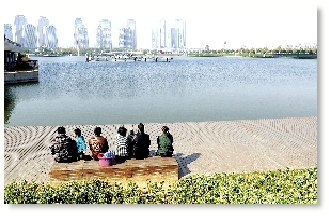 昨天中午，如意湖畔，在這樣的天氣曬太陽(yáng)是一種享受。 記者 馬健 圖