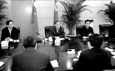 11月30日，中共中央政治局常委、中央紀(jì)委書(shū)記王岐山在北京主持召開(kāi)座談會(huì)，聽(tīng)取專家學(xué)者對(duì)黨風(fēng)廉政建設(shè)和反腐敗工作的意見(jiàn)和建議。新華社發(fā)