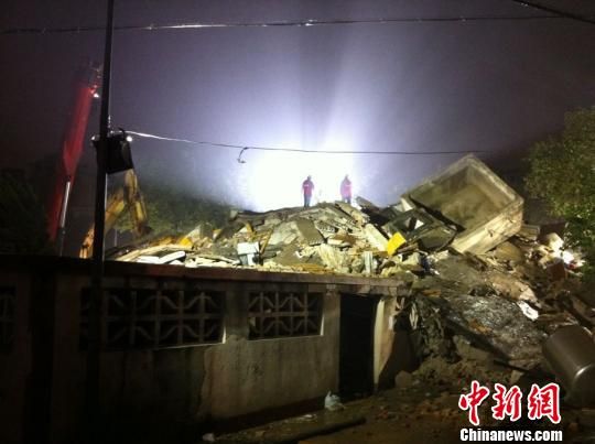 六層民房倒塌現(xiàn)場。何蔣勇　攝