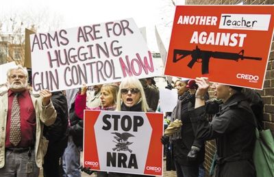 12月17日，華盛頓，示威者來到美國“全國槍支協(xié)會”在國會的說客辦公室表達控制槍支的訴求。