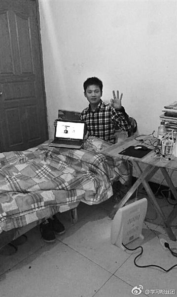 張洪銘在微博上發(fā)了張照片。照片顯示，他居住的屋子主要有一床一桌，寒冬里以電暖器取暖。