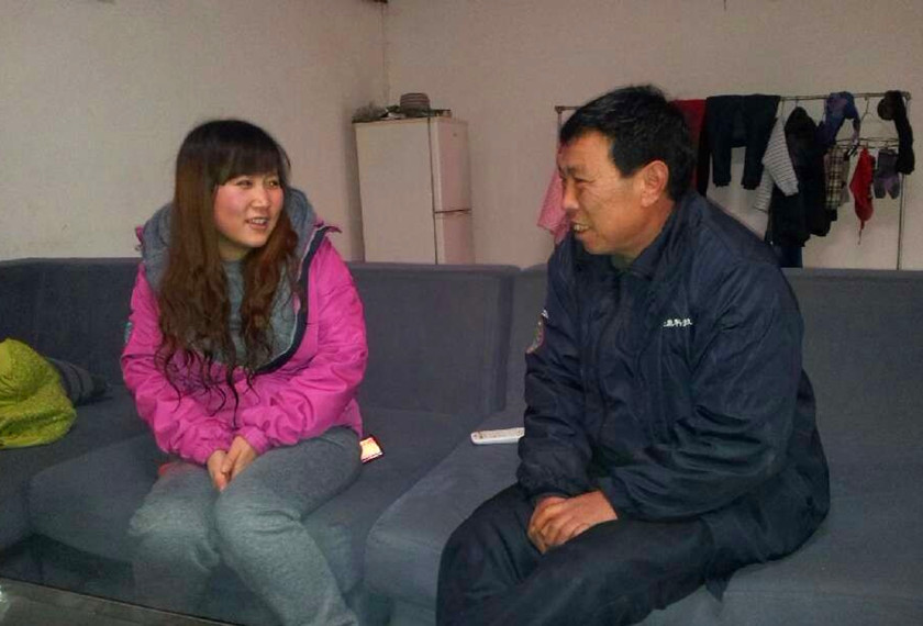 楊萌萌與村民說(shuō)起工作的事兒 楊萌萌與村民說(shuō)起工作的事兒