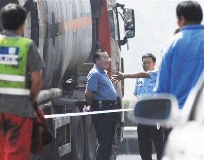 陜西“表哥”楊達(dá)才在車(chē)禍現(xiàn)場(chǎng)。資料圖