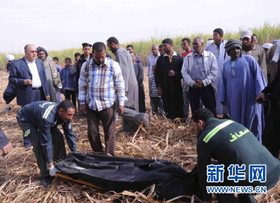 2月26日，在埃及旅游城市盧克索附近，急救人員在熱氣球事故現(xiàn)場搬運(yùn)遇難者遺體。 新華社發(fā)