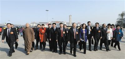 昨日，中國人民政治協(xié)商會議第十二屆全國委員會第一次會議在北京人民大會堂開幕。這是全國政協(xié)委員走向人民大會堂。新華社記者 陳樹根 攝
