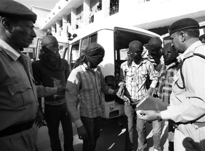 3月18日，印度中央邦，涉嫌輪奸瑞士女游客的男子被押往法庭。據(jù)悉，6名男子均面臨搶劫指控，其中4人面臨強(qiáng)奸指控。