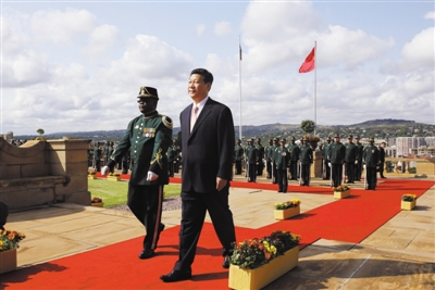 3月26日，南非總統(tǒng)祖馬在比勒陀利亞聯(lián)邦大廈前廣場舉行儀式，歡迎中國國家主席習(xí)近平訪問南非。這是習(xí)近平檢閱儀仗隊。新華社記者 蘭紅光 攝