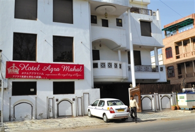 3月19日，印度北部阿格拉，一名英國女游客在旅館住店，有兩人企圖闖入她的房間，因害怕遭到強(qiáng)奸，她從旅