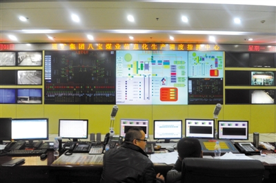 前日，八寶煤業(yè)公司，大家監(jiān)控井內(nèi)狀況。新華社 張楠 攝