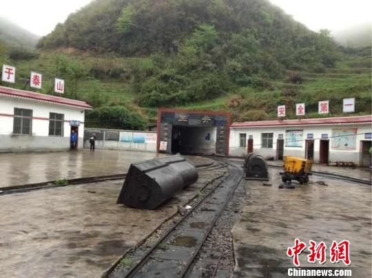 事故發(fā)生于5日晚22時(shí)許，事發(fā)時(shí)共有41人在井下作業(yè)，其中有32人安全升井，9人被困井下。