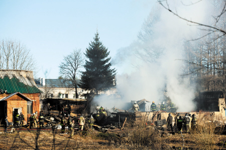 4月26日，俄羅斯救援人員在莫斯科州德米特羅夫區(qū)拉緬斯基村發(fā)生火災(zāi)的精神病院滅火。　　IC供圖