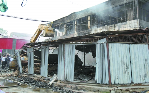 大火燒了近4個小時，中牟縣貿(mào)易區(qū)被燒得面目全非。