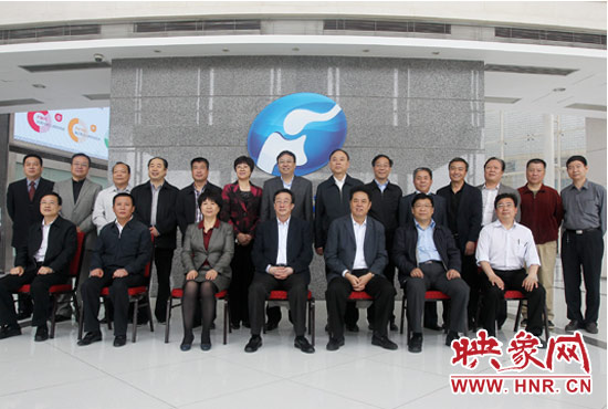 郭庚茂等省領(lǐng)導(dǎo)與省廣電局、河南電視臺的同志們合影