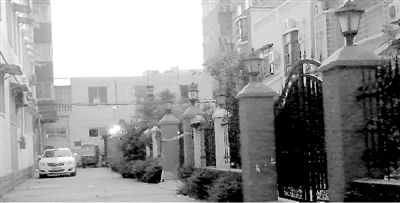 拉警戒線的地方就是高家居住的15號(hào)樓。高天峰居住在榮華小區(qū)一棟復(fù)式二層樓，三戶人家各有獨(dú)院。榮華小區(qū)一名業(yè)主供圖