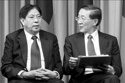 昨天凌晨,菲駐臺(tái)北馬尼拉經(jīng)濟(jì)文化辦事處代表白熙禮(左)與臺(tái)灣外事部門負(fù)責(zé)人林永樂在臺(tái)北共同舉行記者會(huì)。圖/CFP