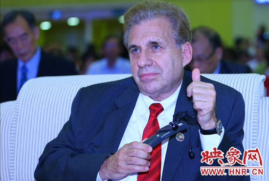 聽到關(guān)于鄭州航空港經(jīng)濟(jì)綜合實驗區(qū)的介紹，約翰.卡薩達(dá)博士豎起了大拇指