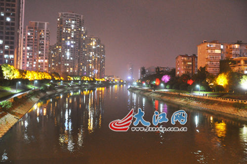 夜幕下的玉帶河，風景很好，但是臭氣熏天。