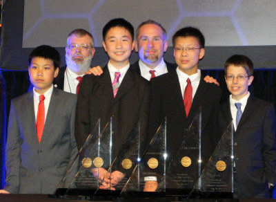 孫嘯秋(右二)與獲得團體組冠軍的隊友任昊淼(前左一)、林浩然(前左二)、Matthew Lipman