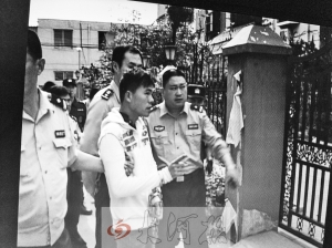 吳強(qiáng)指認(rèn)現(xiàn)場(chǎng)(翻拍),他是高胖雇用的殺手之一。