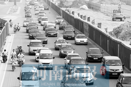 因施工封路，中州大道上的車輛行駛緩慢 王春勝/攝