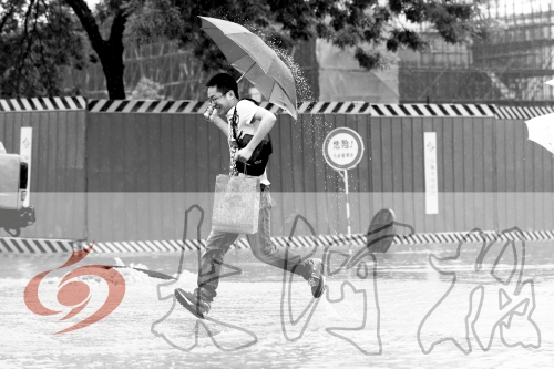 鄭州經(jīng)三路與北環(huán)交叉口處，積水較深，行人們不得不“練輕功”。 記者 白周峰 攝影