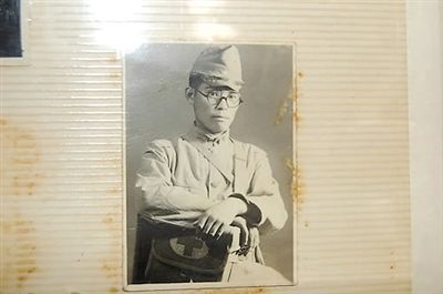 韓國媒體5月23日還公布了日本老兵松本正義當(dāng)年在軍隊(duì)服役的圖片。