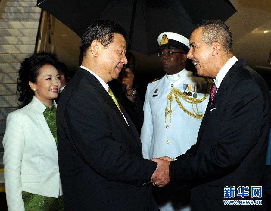 特立尼達和多巴哥總統(tǒng)卡莫納夫婦、總理比塞薩爾等到機場迎接習近平和夫人彭麗媛。饒愛民 攝