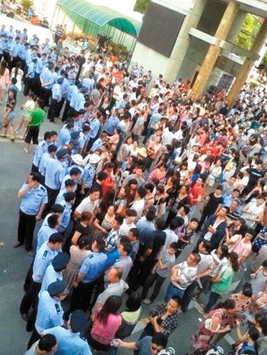 　考生家長(zhǎng)圍堵在考點(diǎn)門口。 網(wǎng)絡(luò)截圖