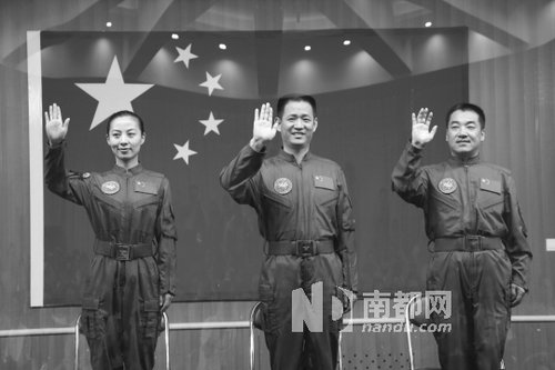 神舟十號(hào)航天員王亞平(左)、聶海勝(中)、張曉光(右)。 新華社發(fā)