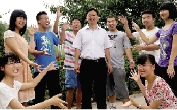 同學(xué)們用手臂連成光環(huán)，把班主任老師圍起來，表達(dá)對他的敬意和謝意。