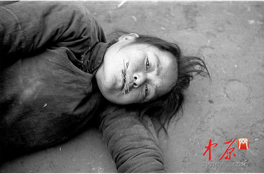 饑荒受災(zāi)者，她嘴里咬了幾根草