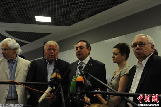 據(jù)外媒報道，美國“棱鏡”監(jiān)控計劃泄密者愛德華·斯諾登于莫斯科時間7月12日在莫斯科謝列梅捷沃機場與多家人權(quán)機構(gòu)代表人士舉行會談。圖為參加會談的人權(quán)代表接受媒體采訪。